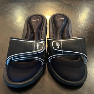 Like new men’s Nike slides size  11!
